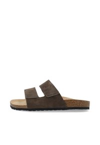 Sandalias de ante marrón tipo slide con dos correas ajustables, plantilla de corcho y suela de goma negra texturizada. Diseño simple y abierto para mayor comodidad.