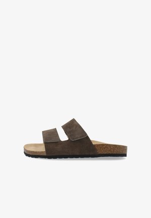 Sandali scivolati in suede marrone con due cinturini regolabili, plantare in sughero e suola in gomma nera testurizzata. Design semplice e aperto per il massimo comfort.