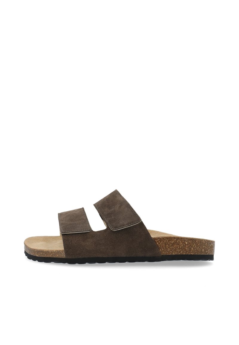 Sandalias de ante marrón tipo slide con dos correas ajustables, plantilla de corcho y suela de goma negra texturizada. Diseño simple y abierto para mayor comodidad.