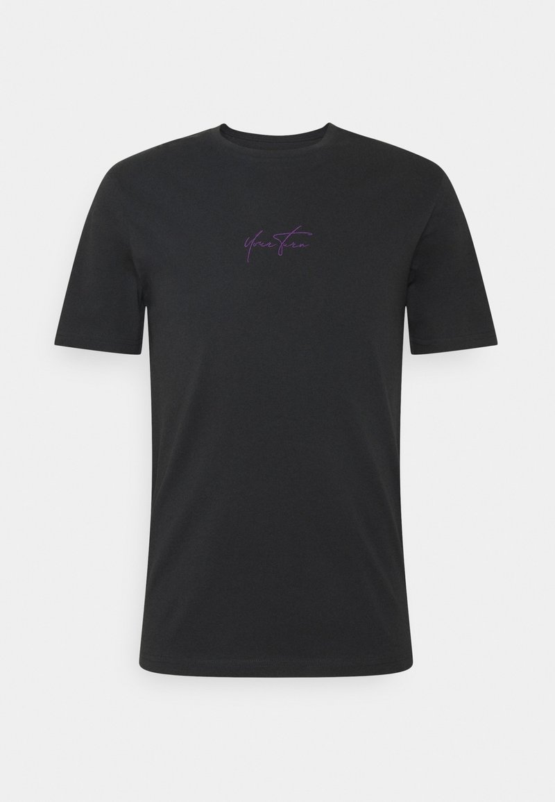 Černé tričko s krátkým rukávem vyrobené z bavlny, s fialovým logem ve stylu rukopisného písma na hrudi. Klasický kulatý výstřih a standardní střih.