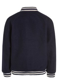 Marinblå fleecejacka med randig ribbad krage och ärmslut, med en avslappnad passform och mjuk textur. Bakifrån syns inga ytterligare detaljer.