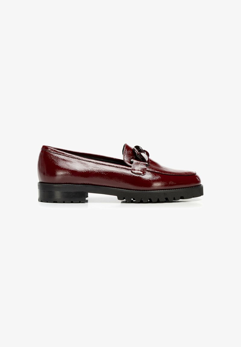 Mocasines de charol burdeos con punta redondeada, que presentan un adorno decorativo de cadena y una suela de goma negra texturizada.
