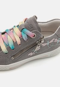 Graue Wildlederschuhe mit mehrfarbigen Schnürsenkeln, detaillierter Naht, einem seitlichen Reißverschluss und floralen Stickereien in Pastellfarben. Weiße Gummisohle.