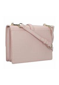 Borsa a tracolla strutturata in morbida pelle sintetica rosa chiaro, con hardware dorato, tracolla regolabile e linee pulite senza decorazioni.