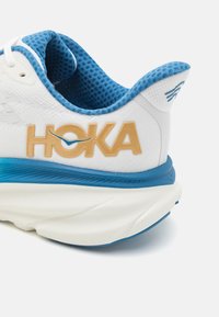 HOKA CLIFTON 9 - Scarpe da corsa su strada - frost/gold