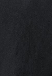 Tissu noir avec une texture tissée subtile et de fines lignes diagonales, apparaissant lisse et étroitement tissé.