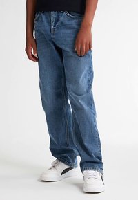 Světle modré džíny z denimu se střihovým nohou, klasickým pětikapsovým designem, vybledlou texturou a knoflíkovým zapínáním v pase.