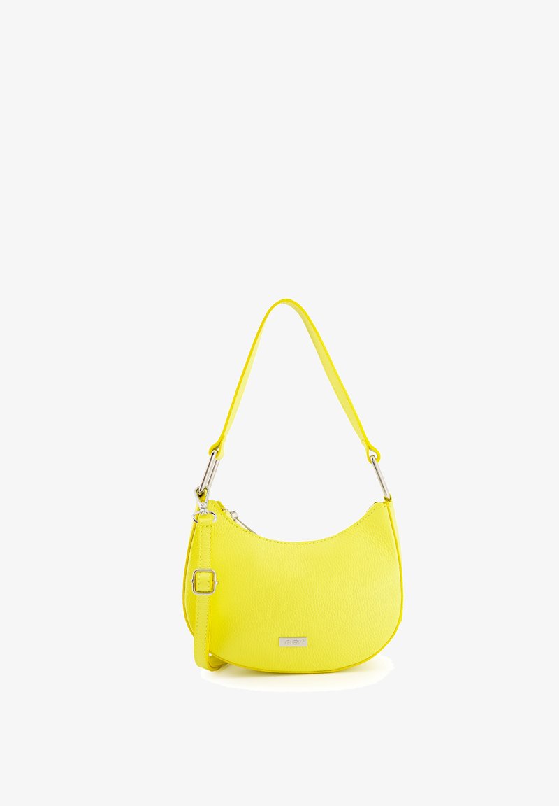 Żółta torebka skórzana w kształcie zakrzywionej, z jednym uchwytem na ramię i srebrnymi elementami. Gładka tekstura i mały detal z logo z przodu.