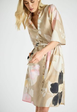 Bloemenjurk met een beige basis, met grote roze en zwarte bloemen, korte mouwen, knopen aan de voorkant en een bijpassende stoffen riem.