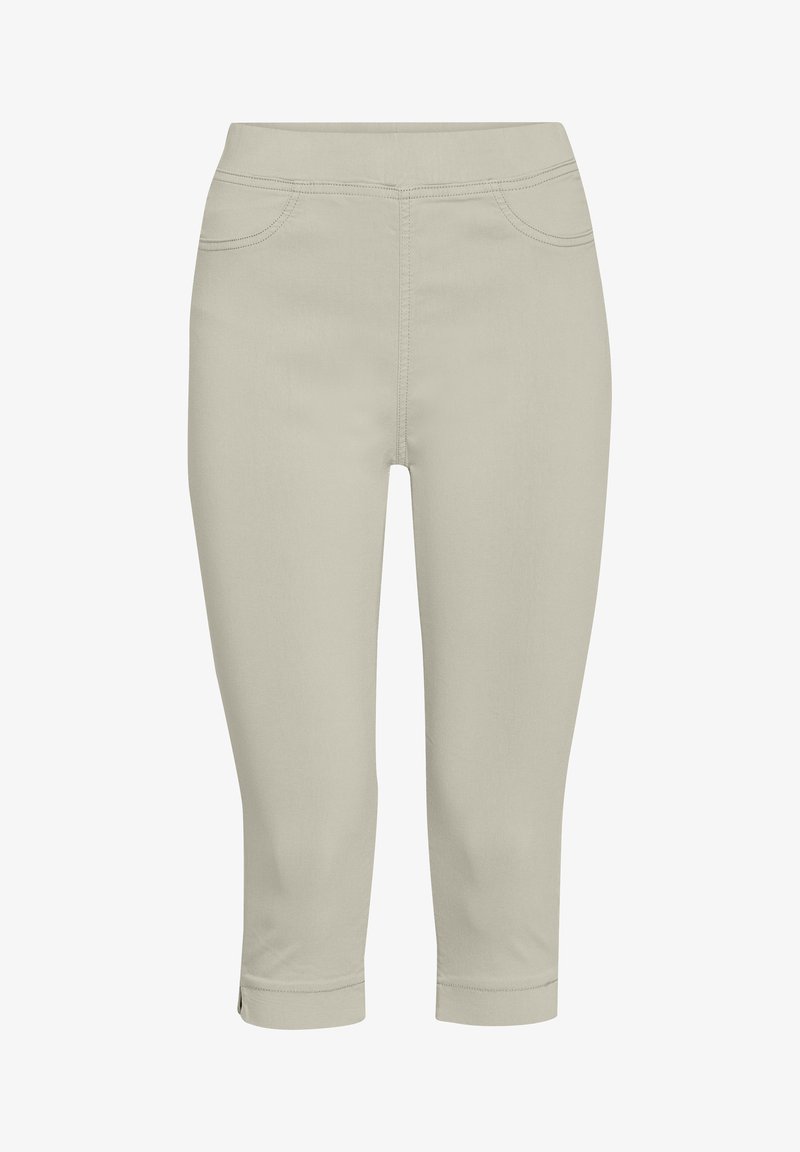 Pantalon court beige clair ajusté avec poches avant et détails de couture subtils, se terminant juste sous le genou.