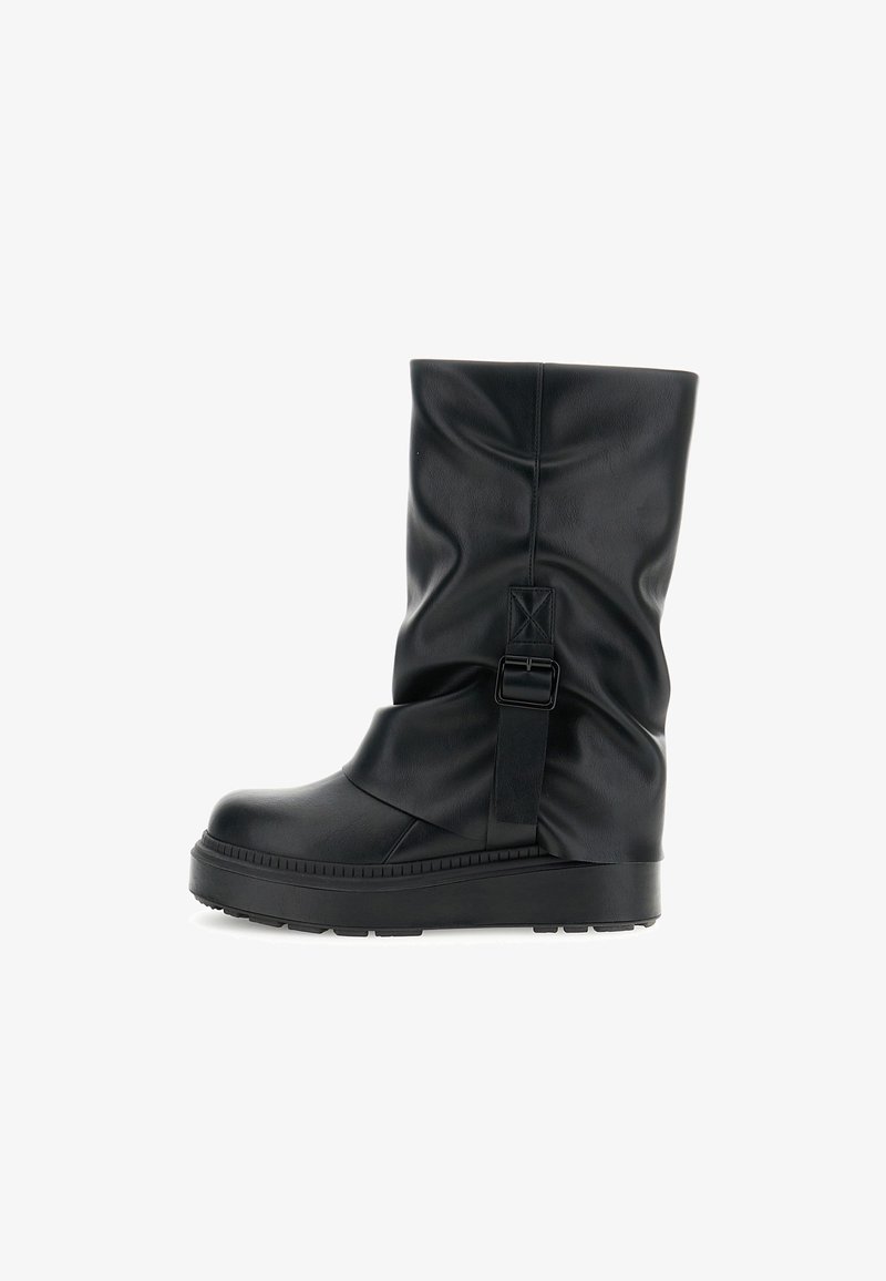 Svart konstläderrstövel med en slouchy design, prydd med en spänne och en tjock plattformssula. Slät yta och rund tåform.