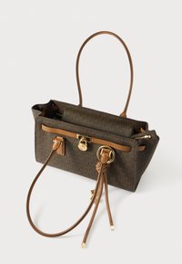 Borsa a tracolla marrone con motivo e dettagli in pelle beige, un fermaglio dorato e due manici in pelle. Presenta un dettaglio di design annodato sul lato.