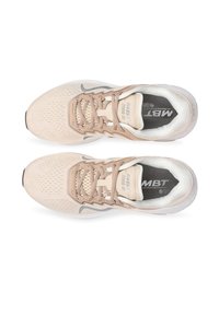 Scarpe da atletica rosa chiaro con tomaia in rete, accenti stampati e chiusura con lacci. Presentano una soletta imbottita e una suola in gomma flessibile.