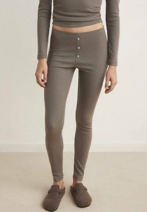 Braune gerippte Leggings mit einem knöpfbaren Frontdetail, kombiniert mit einem passenden Langarmoberteil. Weiches, dehnbares Material für Komfort.