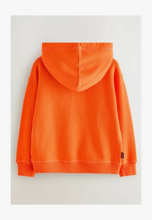 Narandžasta kapuljača s puloverjem z mehko teksturo, rebrastimi manšetami in spodnjim robom ter majhno oznako blagovne znamke na spodnji strani. Prikazan zadnji pogled.