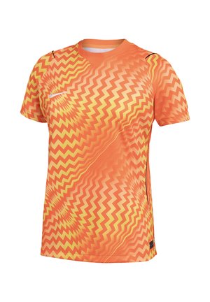Světle orančné sportovní tričko s krátkým rukávem se žlutým cikcakovitým radiálním vzorem a malým bílým logem Nike na levé straně hrudi.
