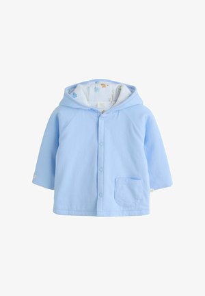 Chaqueta de bebé azul claro con capucha, botones de presión frontales y un pequeño bolsillo delantero; el forro interior de la capucha tiene estampado de animales.