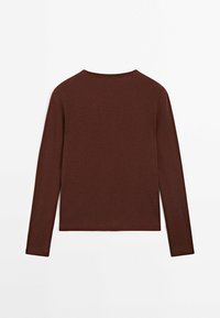 Bruine langwerpige top met een ronde hals, gemaakt van zacht materiaal. Beschikt over een eenvoudige achterkant zonder zichtbare naden of accenten.