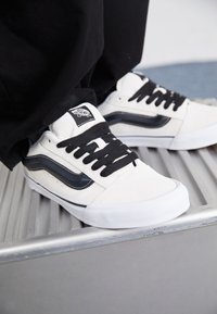 KNU SKOOL UNISEX - Zapatillas skate - white/black