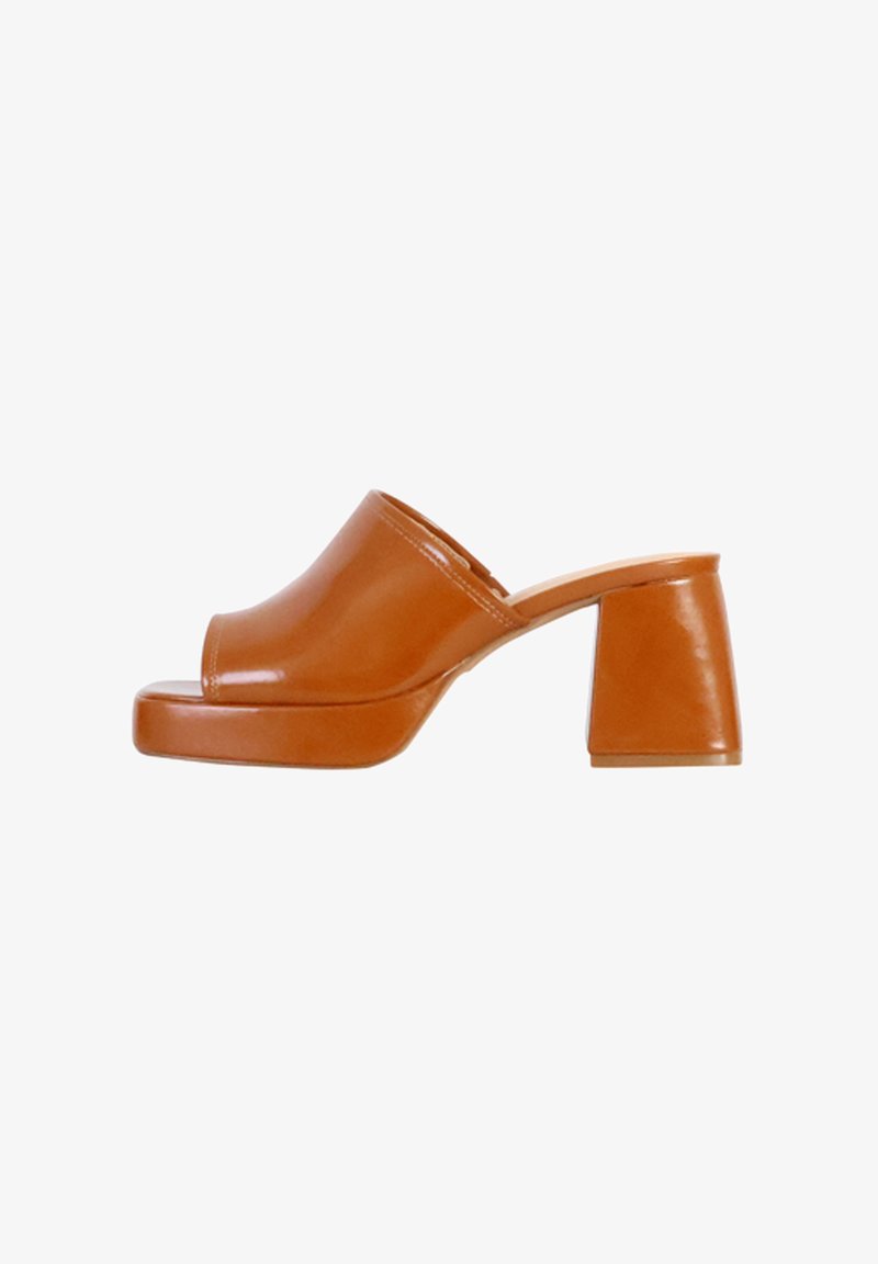 Mules ouverts en cuir verni marron avec une large bandoulière, un talon épais et une finition lisse et brillante.