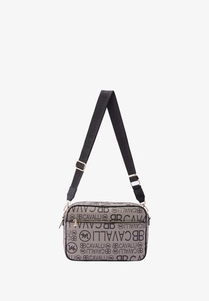 Borsa a tracolla in tessuto grigio con logo neri. Presenta una chiusura con zip, una tracolla nera regolabile e dettagli in metallo color oro.