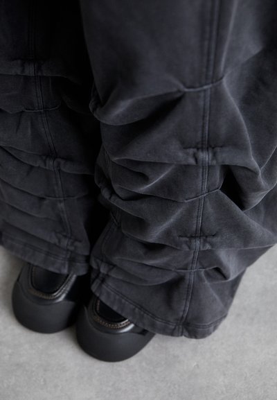 AVAVAV SMOCKED TRACK PANT UNISEX - Pantalon de survêtement - black