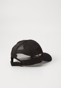 Svart cap med solid front og nettingbakside. Har en buet skygge og en justerbar stropp bak. Diskret logo på siden.