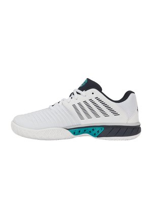 Chaussure de tennis blanche avec accents noirs et turquoise, semelle texturée antidérapante, fermeture à lacets et panneau de talon en mesh respirant.