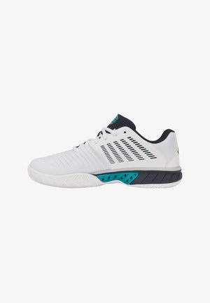 Chaussure de tennis blanche avec accents noirs et turquoise, semelle texturée antidérapante, fermeture à lacets et panneau de talon en mesh respirant.