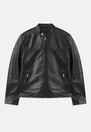 Chaqueta de cuero negro con cuello alzado, cierre frontal de cremallera, cierre de botón a presión en el cuello y dos bolsillos laterales verticales con cremallera.