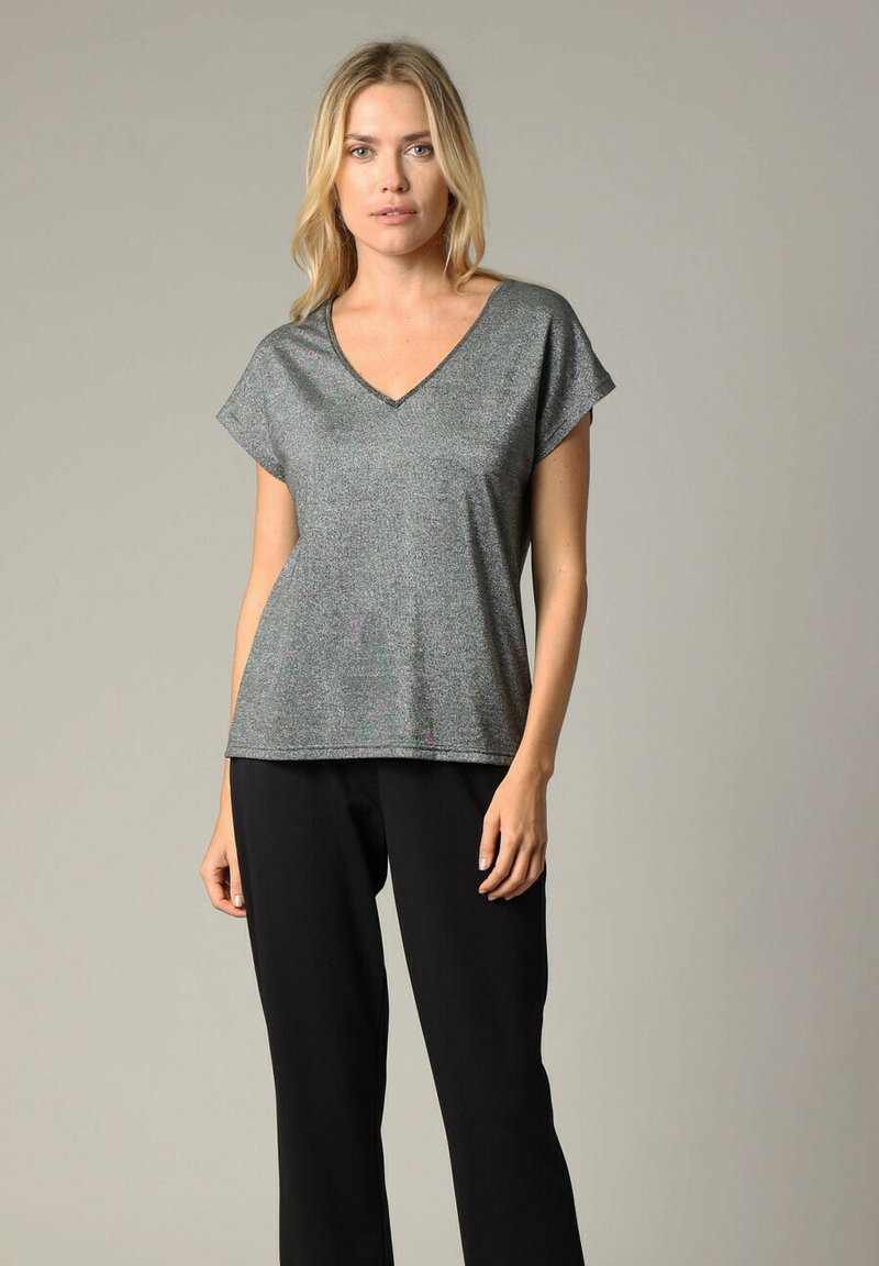 Grijze, metallic V-hals kortebloezershirt met een ontspannen pasvorm. Draag het met zwarte broek, heeft zachte stof en minimalistisch design.