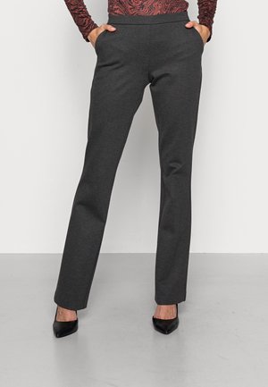 Pantalones de vestir gris con un diseño de pierna recta, frente plano y bolsillos laterales. Fabricados con un tejido suave y texturizado.