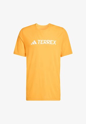 Leuchtend orangefarbenes T-Shirt mit kurzen Ärmeln und weißem "TERREX"-Schriftzug sowie Logo, zentriert auf der Brust, einfarbiger Hintergrund.