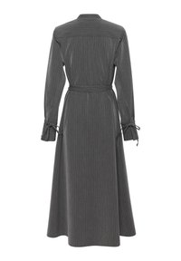 Rochie gri cu dungi subțiri, cu un centură, mâneci lungi, detalii cu funde la manșete și o siluetă lejeră, realizată dintr-un material ușor.