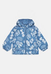 Blaue Kinderjacke mit Kapuze, ausgestattet mit weißen, sportlichen Logos, Zahlen und Textmustern, Frontreißverschluss und elastischen Bündchen.