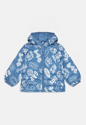Blaue Kinderjacke mit Kapuze, ausgestattet mit weißen, sportlichen Logos, Zahlen und Textmustern, Frontreißverschluss und elastischen Bündchen.