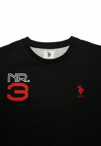 Sudadera negra con cuello redondo. Presenta un gráfico rojo "NR. 3" y un logo rojo "USPA". El material es suave, con un cuello interior gris.