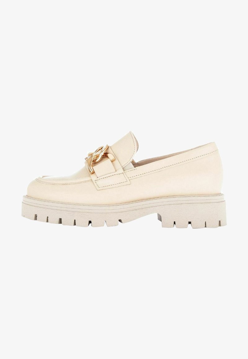 Mocassins en cuir beige avec une semelle épaisse et un accent de ferrures dorées. Présente un bout arrondi et une bride traversant le cou-de-pied. Semelle texturée antidérapante.