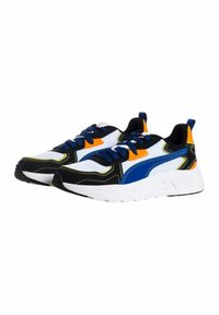 Sneaker con una toma superiore in rete bianca, dettagli neri e blu, particolari arancioni e lacci blu; presenta una suola bianca spessa e cuciture a contrasto.