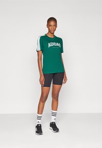 adidas Sportswear LOUNGE SOFT SIDE GRAPHIC - Marškinėliai su spaudiniu - collegiate green