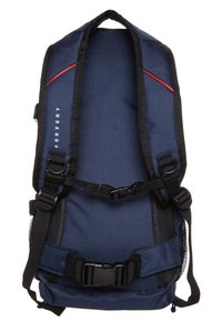 Mochila de tela azul marino con correas ajustables, acentos negros, bolsillos laterales de malla y un cinturón central. Presenta detalles rojos.