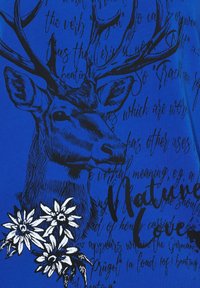 Modrá látka s černou ilustrací jelení hlavy s parohy, obklopená bílými květinami a překrytým ručně psaným textem.