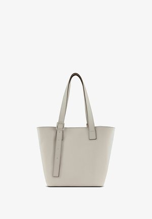 Beige leren tote bag met twee lange handvatten, open bovenkant, gladde textuur en rechthoekige vorm. Beschikt over contrasterende stiksels.