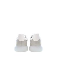 Ljust grå och vita sneakers med en slät läderöverdela, vadderad krage och strukturerad gummisula. Har en subtil präglad logotyp i guld.