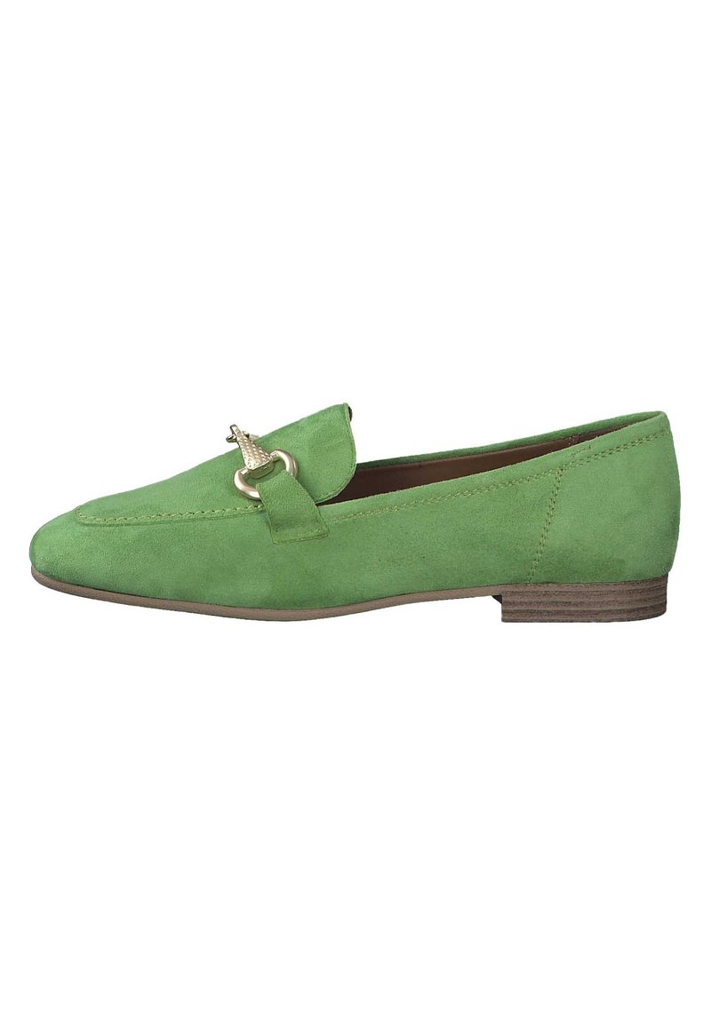 Groene suède instappers met een ronde neus, een kleine hak en een decoratieve metalen accent op de wreef. Glad textuur overal.