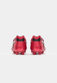 Ciorapi de fotbal roșii cu un superior din piele texturată, dungi de accent gri și cinci cuie proeminente pentru tracțiune pe talpă. Design cu toc rotund.