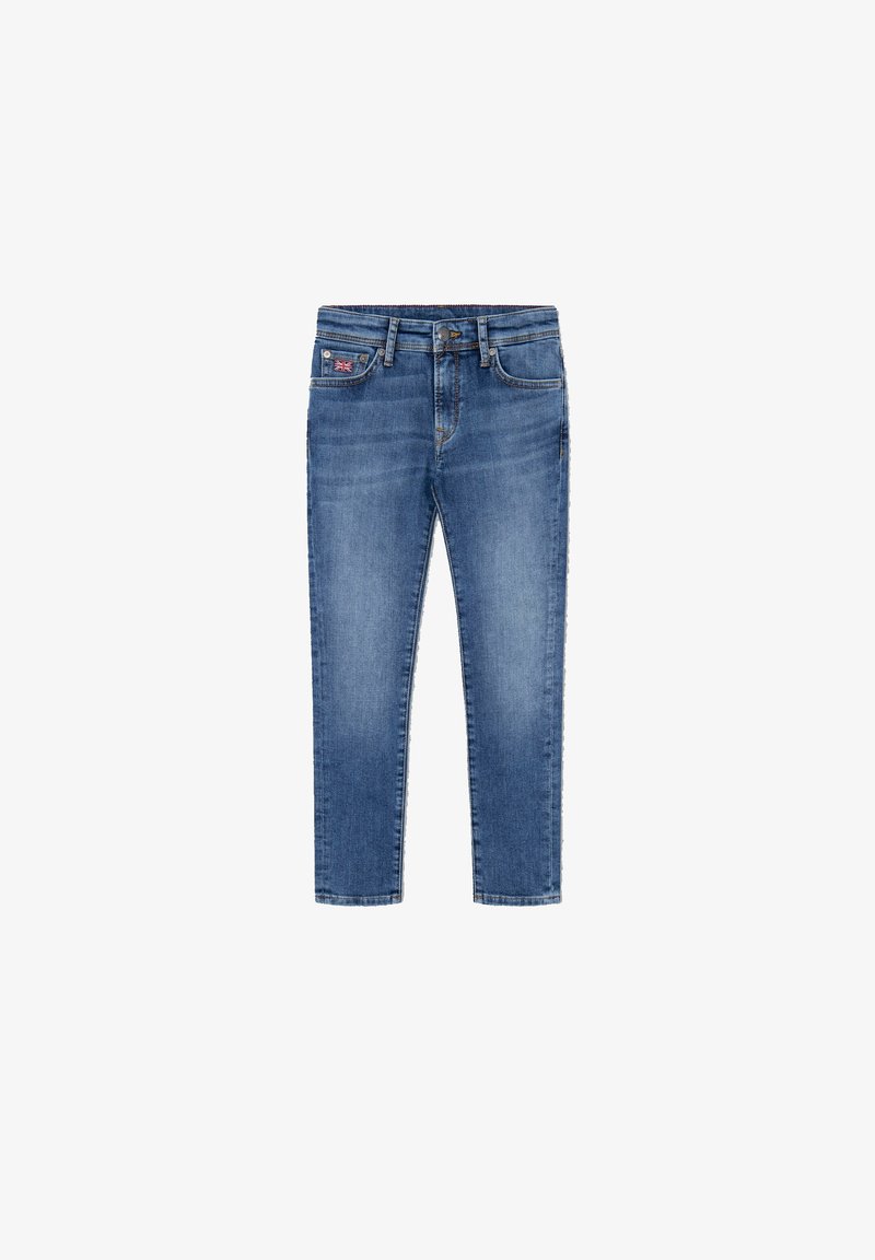 Jean en denim bleu avec une coupe slim et un petit patch du drapeau Union Jack sur la poche avant droite.