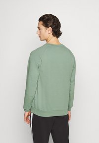 Nike Sportswear M NSW MODERN CRW FLC HBR - Camisola - spiral sage/white