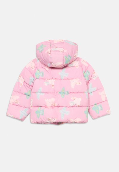 Roze pufferjack met een capuchon, versierd met een patroon van vogels en harten in pastelkleuren. Geverfde quiltstof en elastische manchetten.