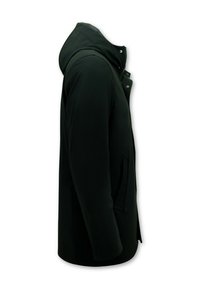 Zwarte, lichtgewicht jas met een capuchon, twee zijzakken en een gladde textuur; ontworpen met een gestroomlijnde vorm en minimale hardware.